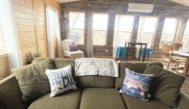 Cozy Lakefront Cottage in St. laurent