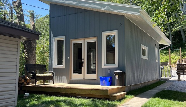Cozy Turkey Point Tiny Home 1 min walk to the beach with Jacuzzi Hottub! in Vittoria
