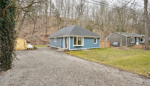 Creek Side Cottage - Hot tub, hiking, games in Burlington