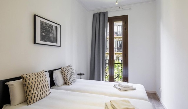 DELUXE THREE BEDROOM APARTMENT in Barcelona