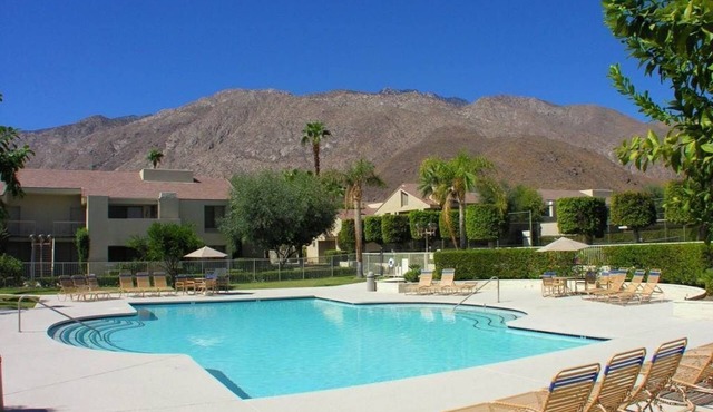 DOWNTOWN PALM SPRINGS POOLSIDE LOWER CONDO STEPS TO CASINO in Palm Springs