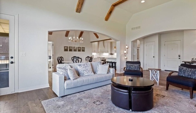 Enjoy views of Old Kinderhook 14th green, in 4 bedroom king bed - 6 bath home in Camdenton