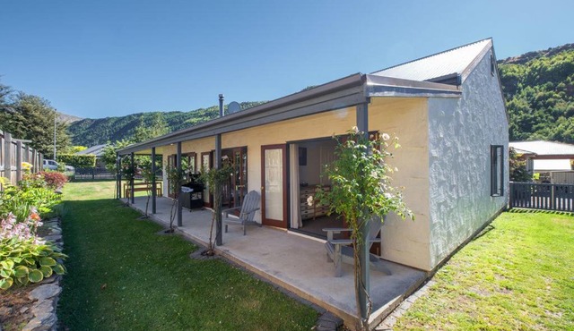 Eureka Cottage - Arrowtown Holiday Home in Arrowtown
