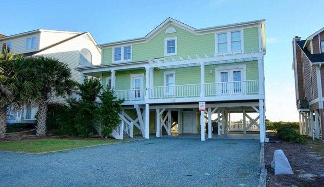 Experience oceanfront luxury at Sweet Dreams, a spacious 4BR retreat in Holden Beach. in Holden Beach