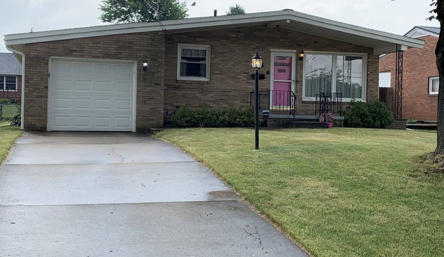 Family Home, Blocks from Pro Football Hall of Fame, Fenced Yard, Pet Friendly in Canton