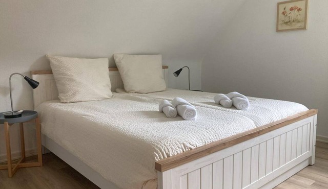 Family room, 2 bedrooms, shower, toilet - Vacation home in the orchard in Kirn