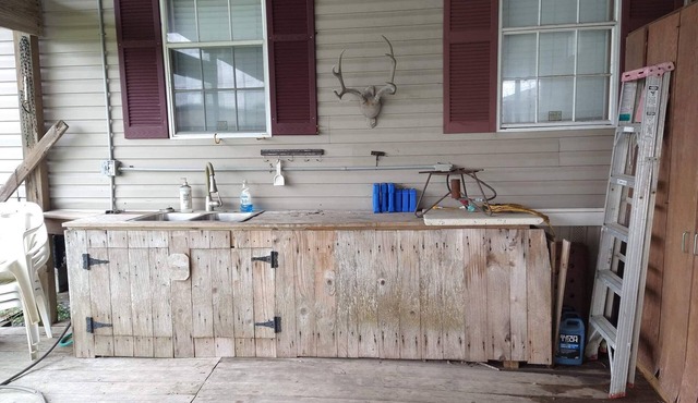 Fishing Camp sleeps 12, fully equipped. Screened in porch. 5 minutes from marina in Boothville-Venice