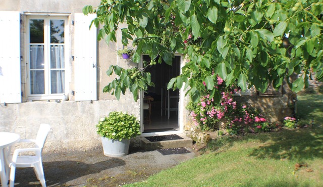 Fully-equipped studio with swimming pool in a quiet location 2 minutes from amenities. in Saint-Savinien