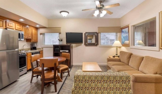 Gatlinburg Family Retreat: BBQ, Nature & Comfortable Suite in Gatlinburg