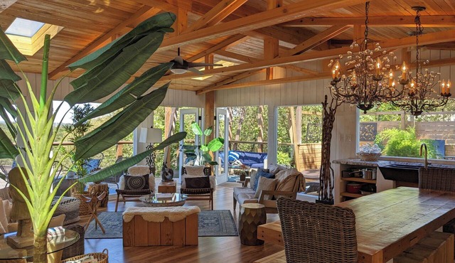 Glass Treehouse W/Views-EPIC POOL-Kayak-SUP-HIKES-Restaurants ,Airy Exotic vibe in Austin