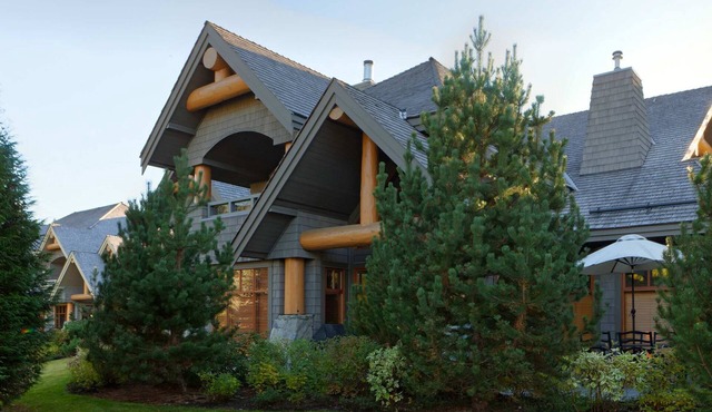 Golf course townhome w/deck & hot tub in Whistler