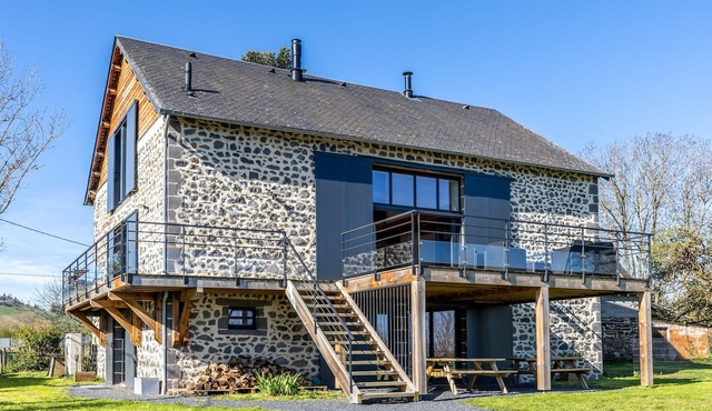 Grange Saint Martin Gîte for 12-13 Guests, 6 Bedrooms in the Heart of Auvergne in Rochefort-Montagne
