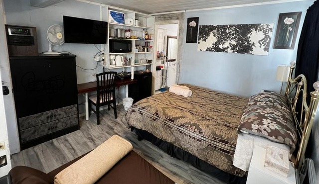 Guest Suite Private Retreat for 2 Guests With AC - 4 Units Available in Abbotsford