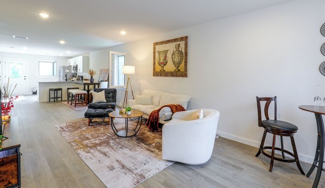 Hickory Townhome w/Deck: 2 Mi to Downtown in Hickory