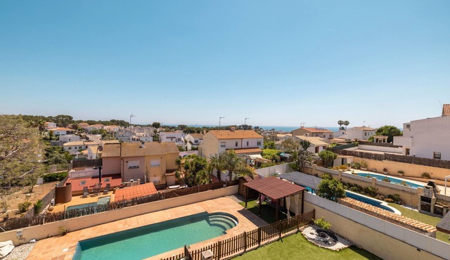 Holiday Home 'Marti' with Sea View, Wi-Fi and Air Conditioning in Cunit