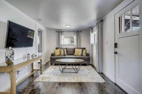 Hot Tub Pet Friendly Bungalow Central Downtown in Colorado Springs