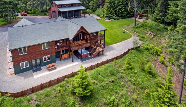 Incredible Aspen Lodge! Game Rooms*Hot Tub*Sledding Hill*5 Private Acres in Cle Elum