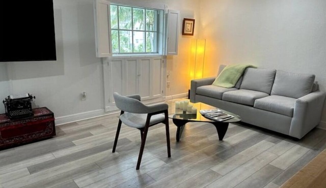 Key Biscayne 2 bedrooms sleeps 4 walk 2 beach shops in Key Biscayne