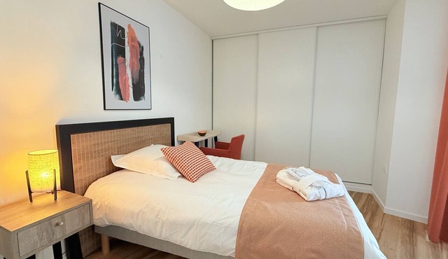 Large studio with bathroom and balcony in Carcassonne