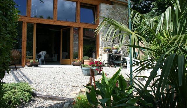 Les Gîtes Jumeaux with peaceful gardens & cosy barn in rural village in Escueillens-et-Saint-Just-de-Bélengard