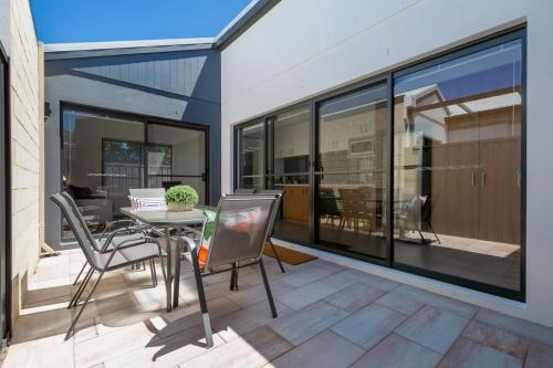 Living luxe in Yokine - King bed and FREE parking in Perth