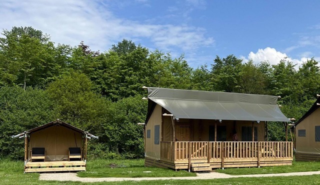 Luxury Glamping Lodge for 6 people with an extra sleeping tent for 2. Spacious veranda with beautiful views over nature and sunsets. Wellness included. Glamping Zeewolde. in Zeewolde