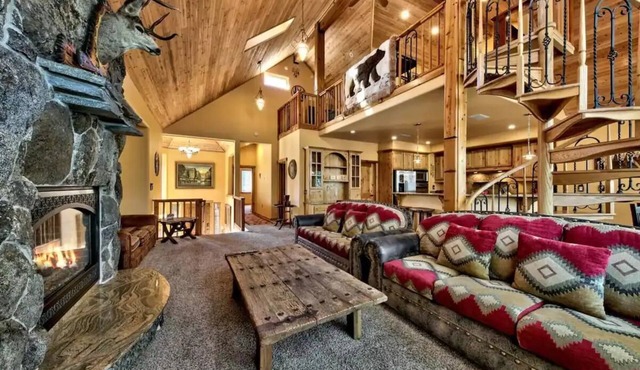 Luxury House, Hot Tub, Pet Friendly, Pool Table, EV Charger in South Lake Tahoe