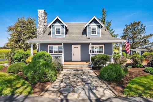 Luxury Oceanfront Retreat with Hot Tub & Sunset Views in Oak Harbor