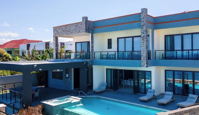 Luxury Oceanfront Villa~ Fully Staffed~Pool~Jacuzzi~Movie Theatre in tower isle