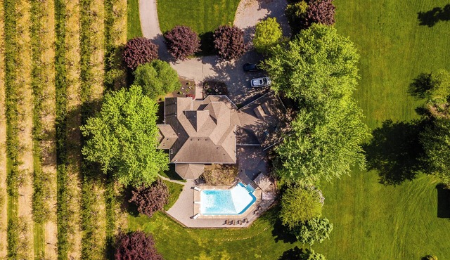Luxury Villa with Pool & Hot Tub in Niagara Wine Country in Lincoln
