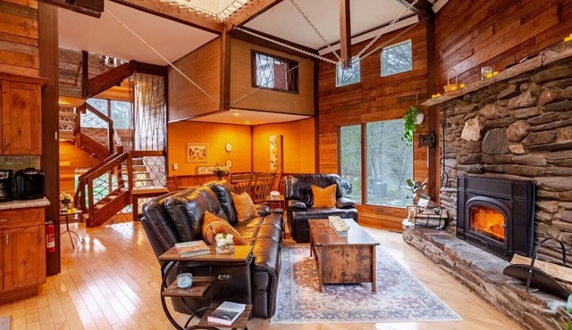 Maple Castle – Cozy Riverside Retreat with Hot Tub, Trails & Fireplace in Hancock