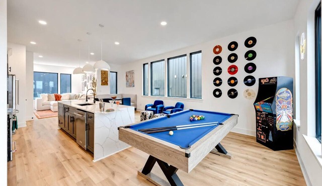 Nashville 4-home retreat with rooftop hot tubs & game rooms, sleeps 48 in Nashville