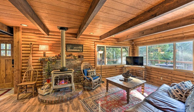 Near Vineyards: Cabin w/Hot Tub in Pollock Pines! in Pollock Pines