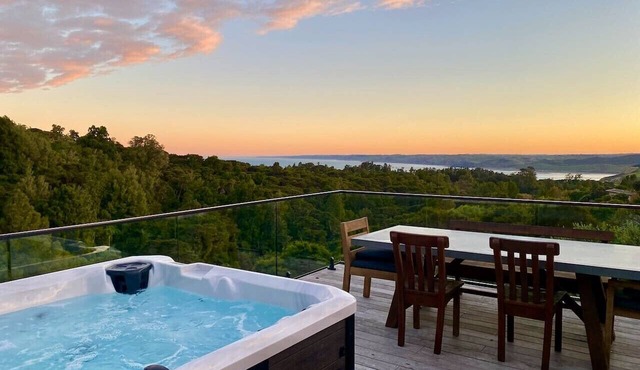 Nestled in Nature 3 Bedroom Spa Pool Sauna in Raglan