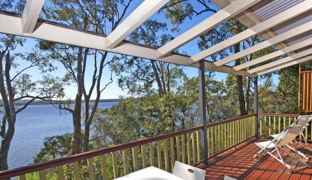 Noosa Deluxe Cottage (1 bdrm) - lakefront retreat. Double spa and wood fire in Sunshine Coast