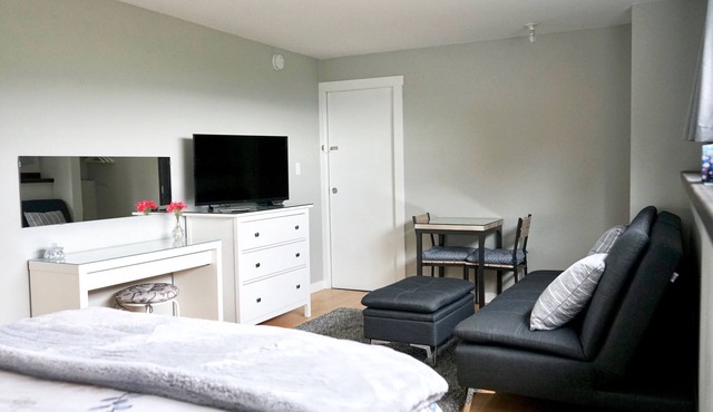 PET FRIENDLY! Licensed Bed and Breakfast. in Kelowna