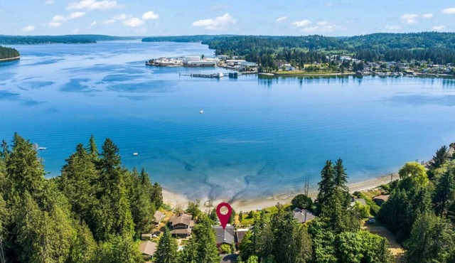 Poulsbo Shore Retreat w/Kayaks, SUPs, & Bikes! in Poulsbo