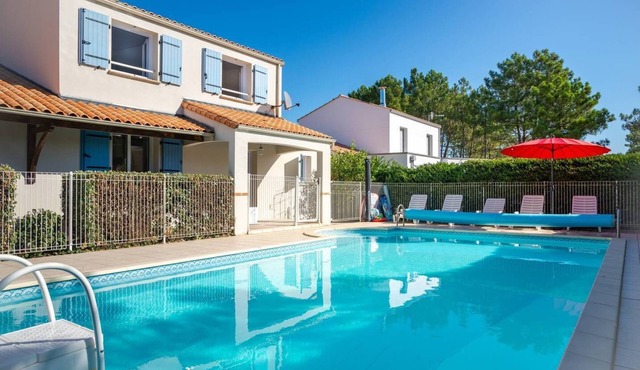 Private Heated Pool, Free Wifi, 10 minutes Stroll to Fantastic Beach in La Tranche-Sur-Mer