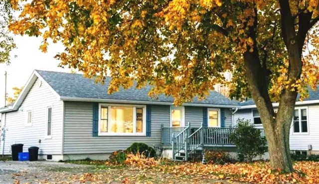 Private Lakefront House with Hot Tub, Kayaks and Beach in Selkirk