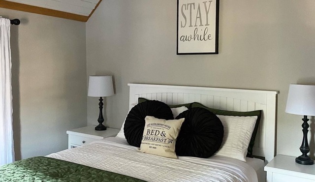 Queen Ensuite with Bath - Park View in Roslyn