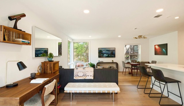Remodeled duplex in Barton Hills with open kitchen, great patio. Sunset views. in Austin