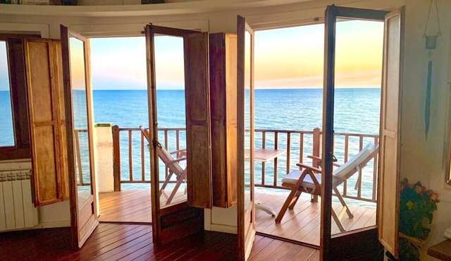 ROMANTIC. Over the sea duplex, beach & pool. in Sitges