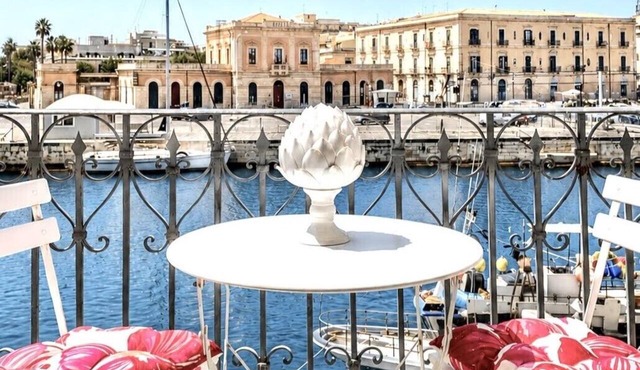 Sea-View Hideaway in Ortigia. Comfort, Style and Unforgettable Sunsets. in Siracusa