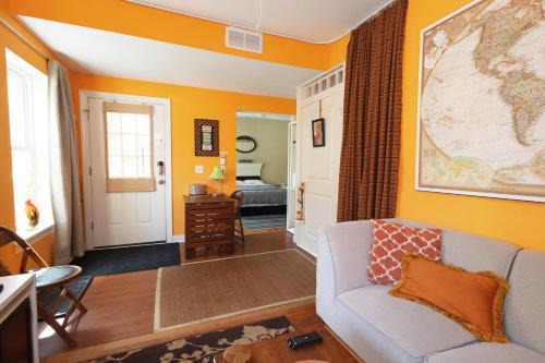 Small Suite STEPS from Oberlin in Oberlin