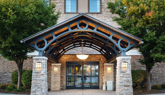 Spacious 2BR King Suite | Pool & Free Breakfast in Maumee