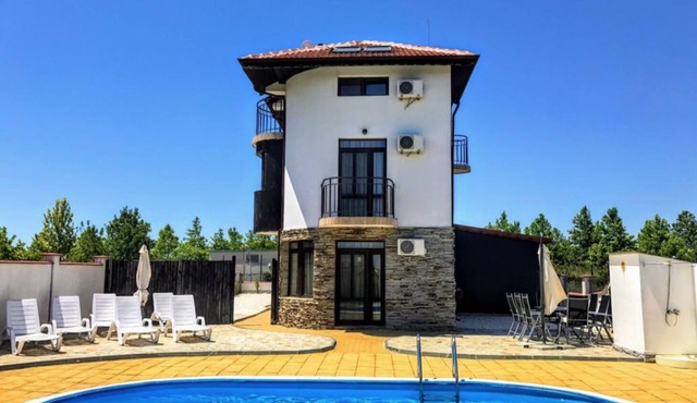 Spacious 3-floor house, 5-min walk to a golf club, 5-min drive to sandy beaches in Topola