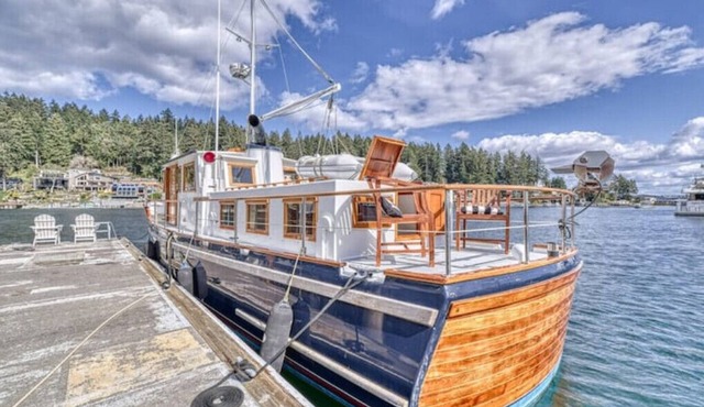 Spacious 46' Yacht: Luxury, kayaks, walk to town in Gig Harbor