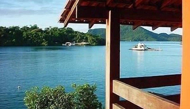 Spacious beachfront house - 6 suites and 3 living rooms in Angra dos Reis