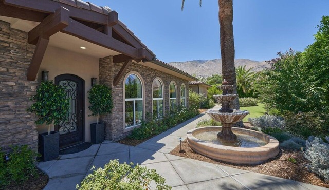 Spacious Private Resort walk to Downtown Palm Springs in Palm Springs