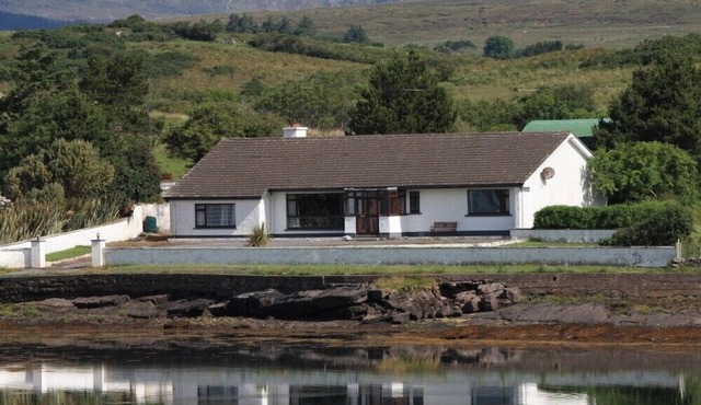 Spacious shore-side bungalow in an exclusive and historic location in Newport